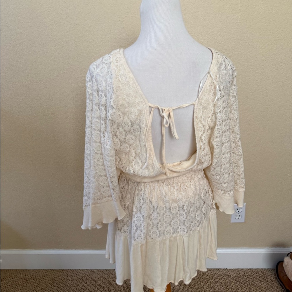 Vice bohemian-style lace romper featuring a V-neck, batwing sleeves, and buttons - Picture 3 of 4